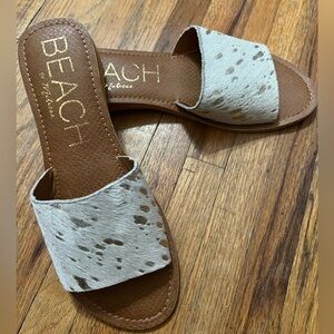 Beach by Matisse women’s cabana calf hair leather sandals size 9.5/10. Like new